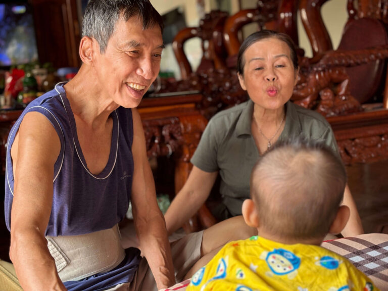 Hiểu Tình Yêu Của Cha Mẹ Qua Lăng Kính Khi Làm Cha